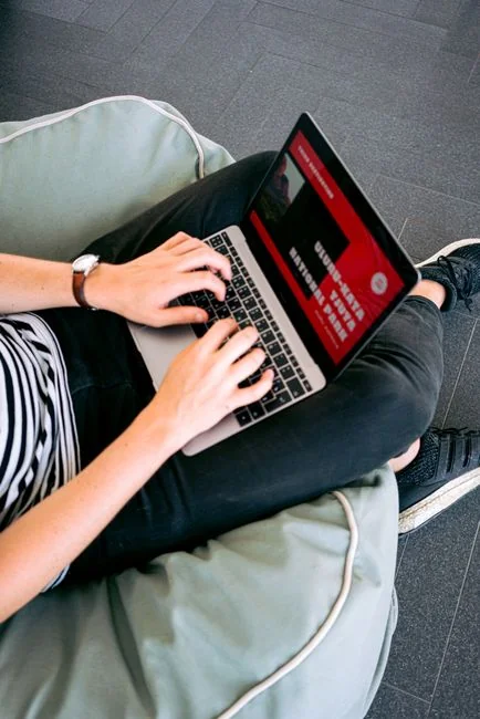 Vue en plongée d’un bureau de travail élégant avec deux écrans, un clavier, une souris et des accessoires modernes.