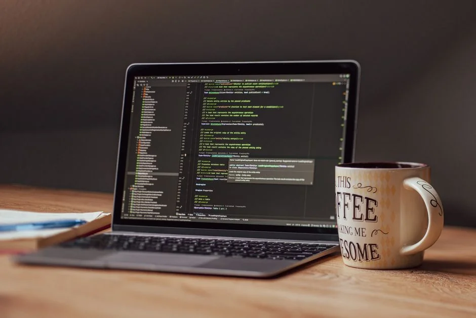 Un aménagement de bureau raffiné mettant en avant des appareils Apple : iMac, MacBook et iPad.